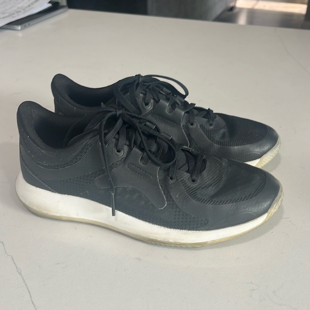 Lululemon strong feel training shows. Black and white. Size 7. Good condition